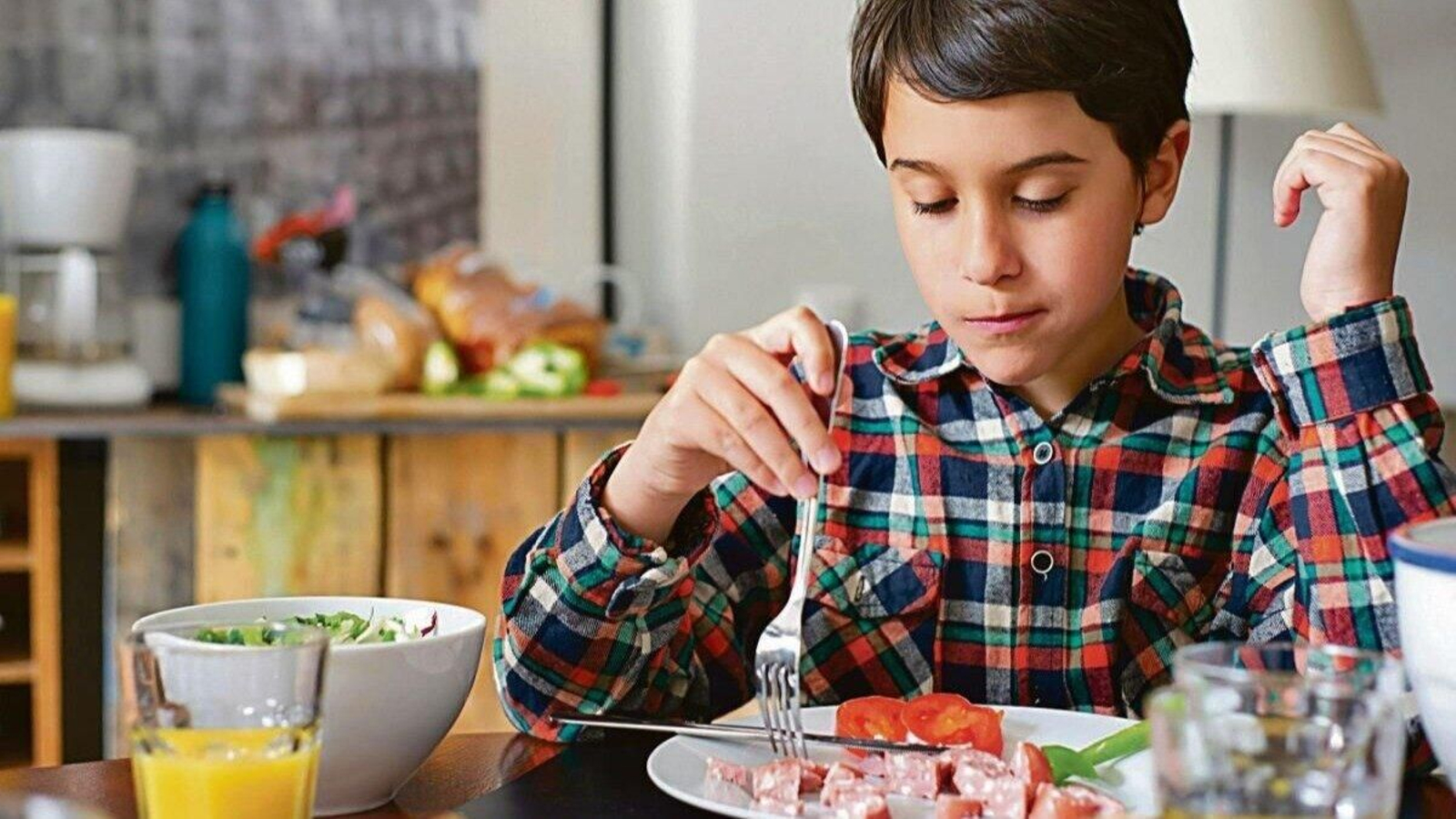 Un niño comiendo un plato con verduras variadas. | Foto: Agencias