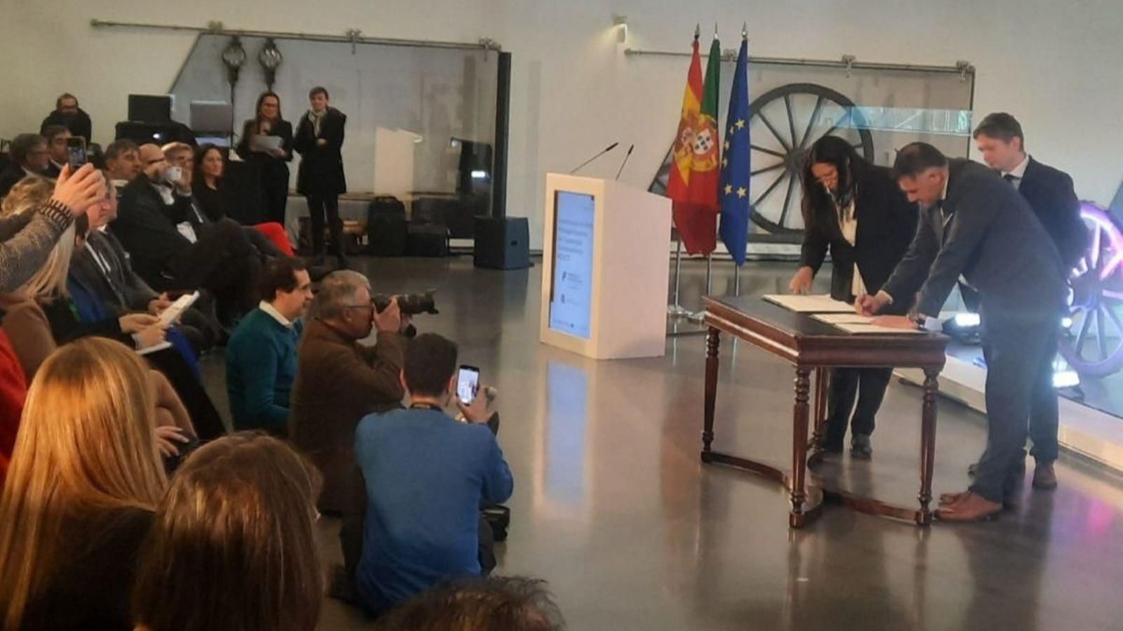 El director de la agrupación, Uxío Benítez, en la firma de ayer en Lisboa.