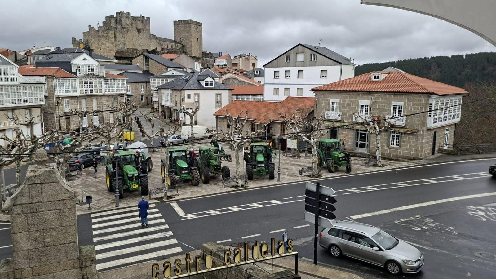 Tractores ocupando a Praza do Prado de Castro de Caldelas.