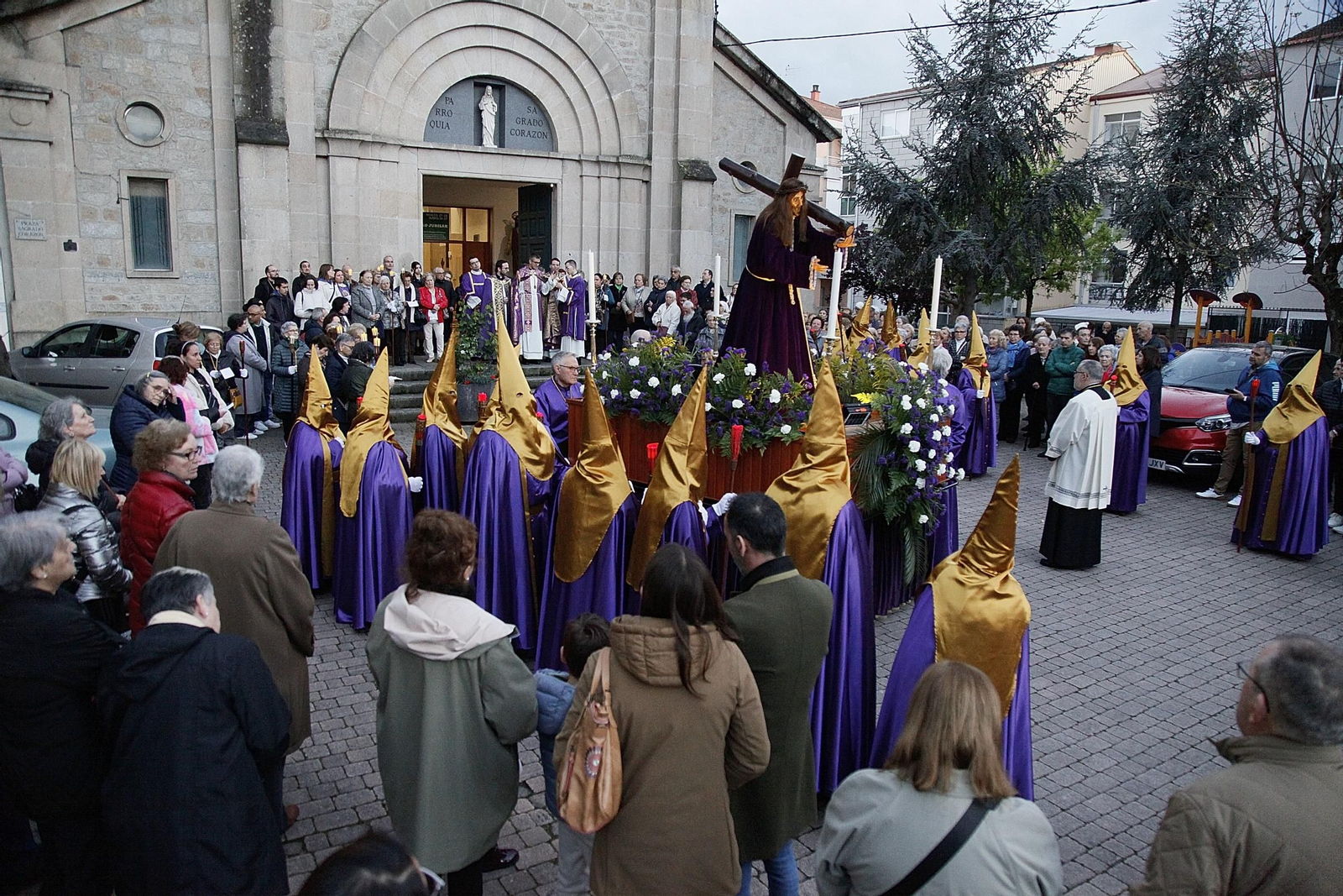 La cofradía del Paso del Nazareno pudo recorrer las calles del barrio de A Carballeira.