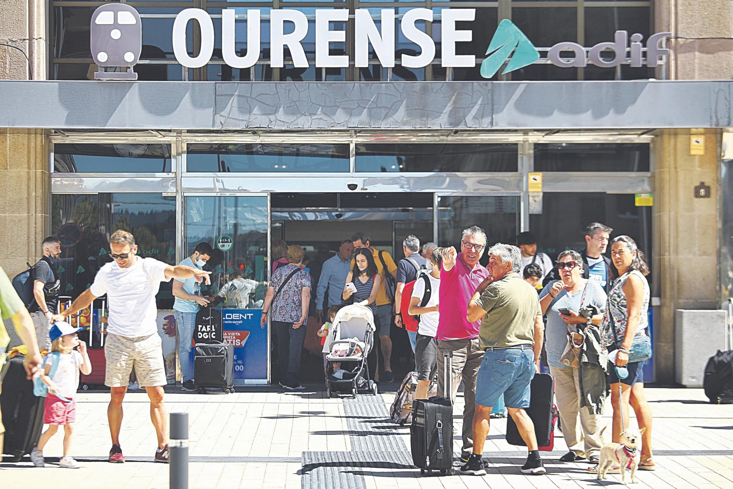 Viajeros de un AVE que llegó lleno. (MIGUEL ÁNGEL)