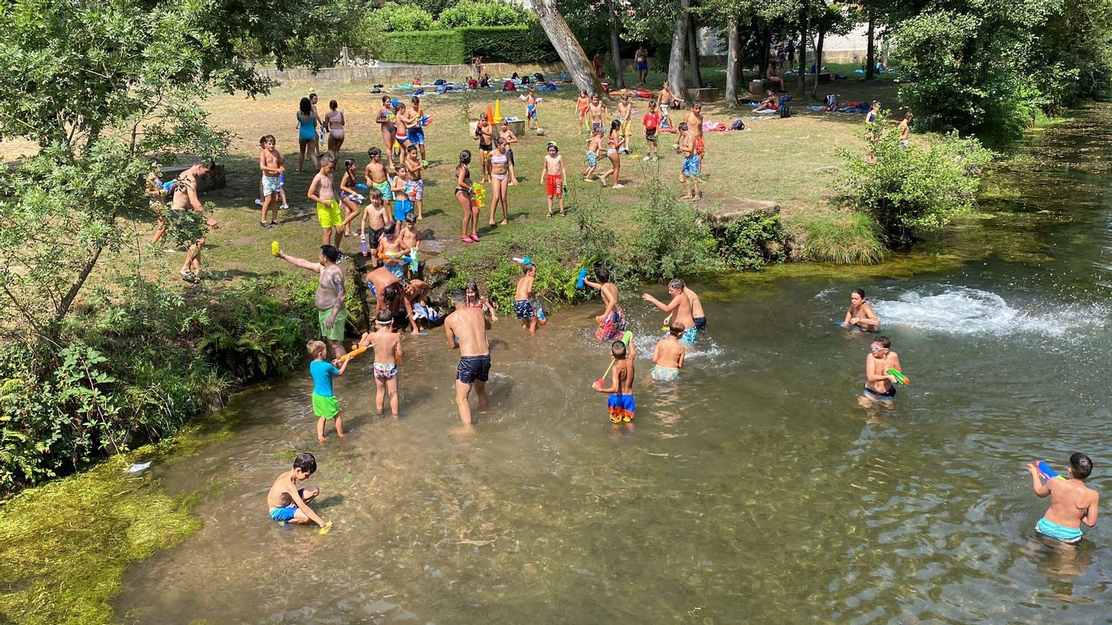 Los niños se refrescaron en el río Támega. 