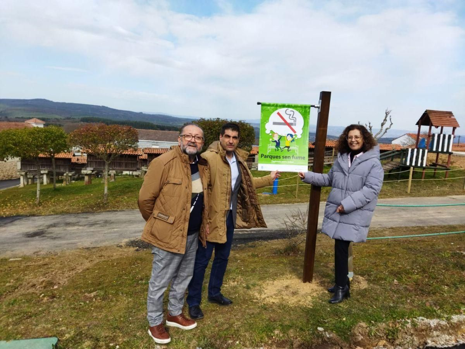 Manuel Garrido, Gabriel Alén y Carmen Durán ayer en A Merca.