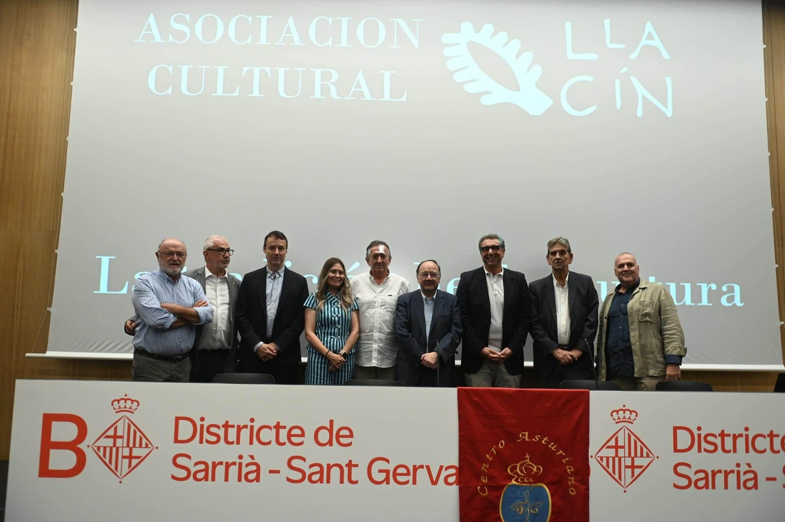 La directora general en el centro de la imagen, junto a autoridades y representantes del Centro Asturiano y de la Asociación Culturas Llacín