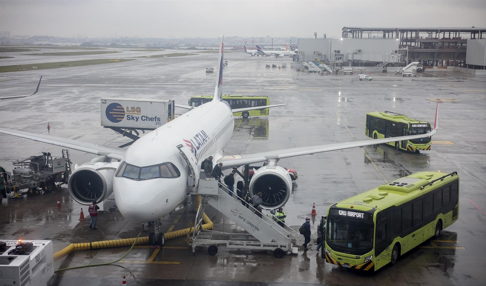 Un avión recibe asistencia en el aeropuerto de Saō Paulo