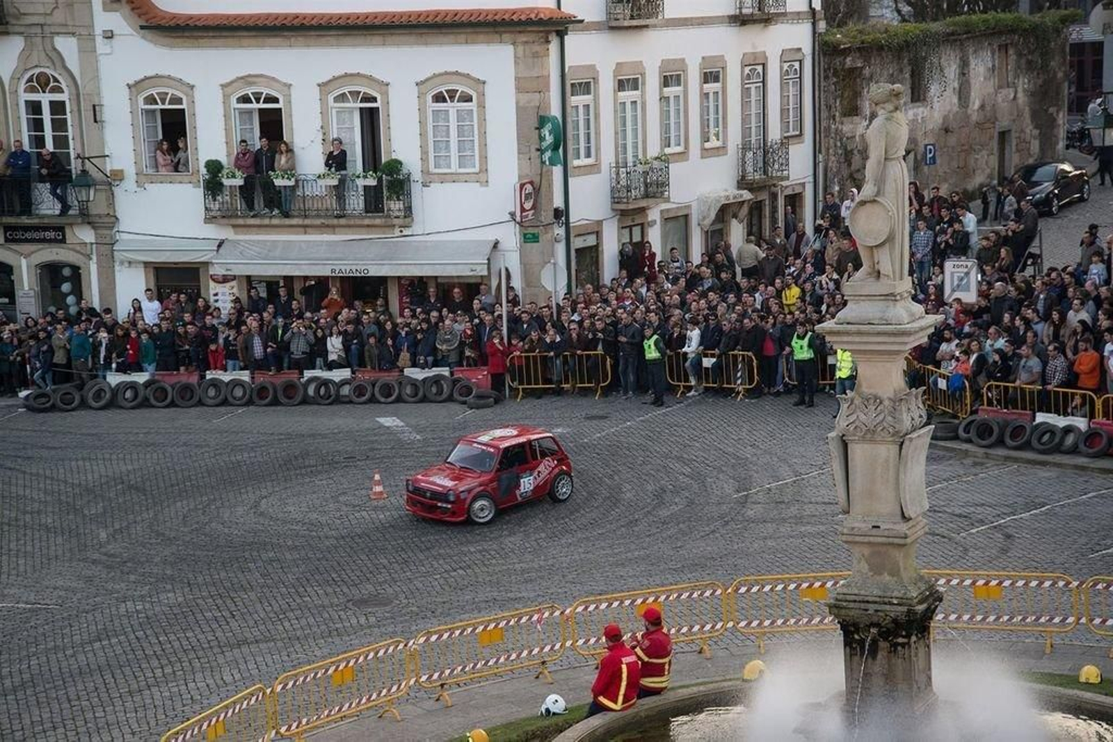 Este 'Rally da Lampreia' concentra en Monçao a cientos de personas amantes de la velocidad y la gastronomía.
