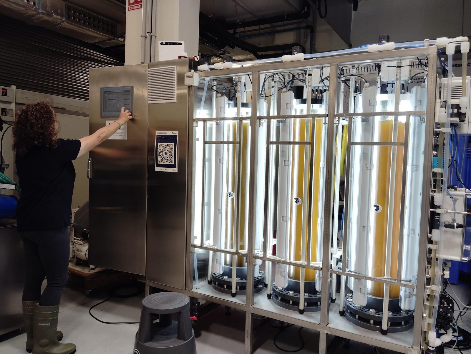 La investigadora Paula Iglesias trabajando en el fotobiorreactor.