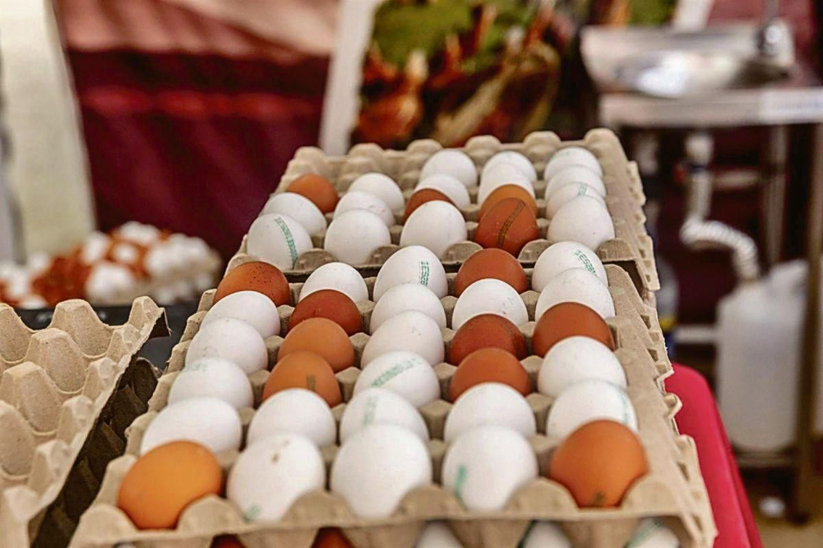 Cartones de huevos en un supermercado.