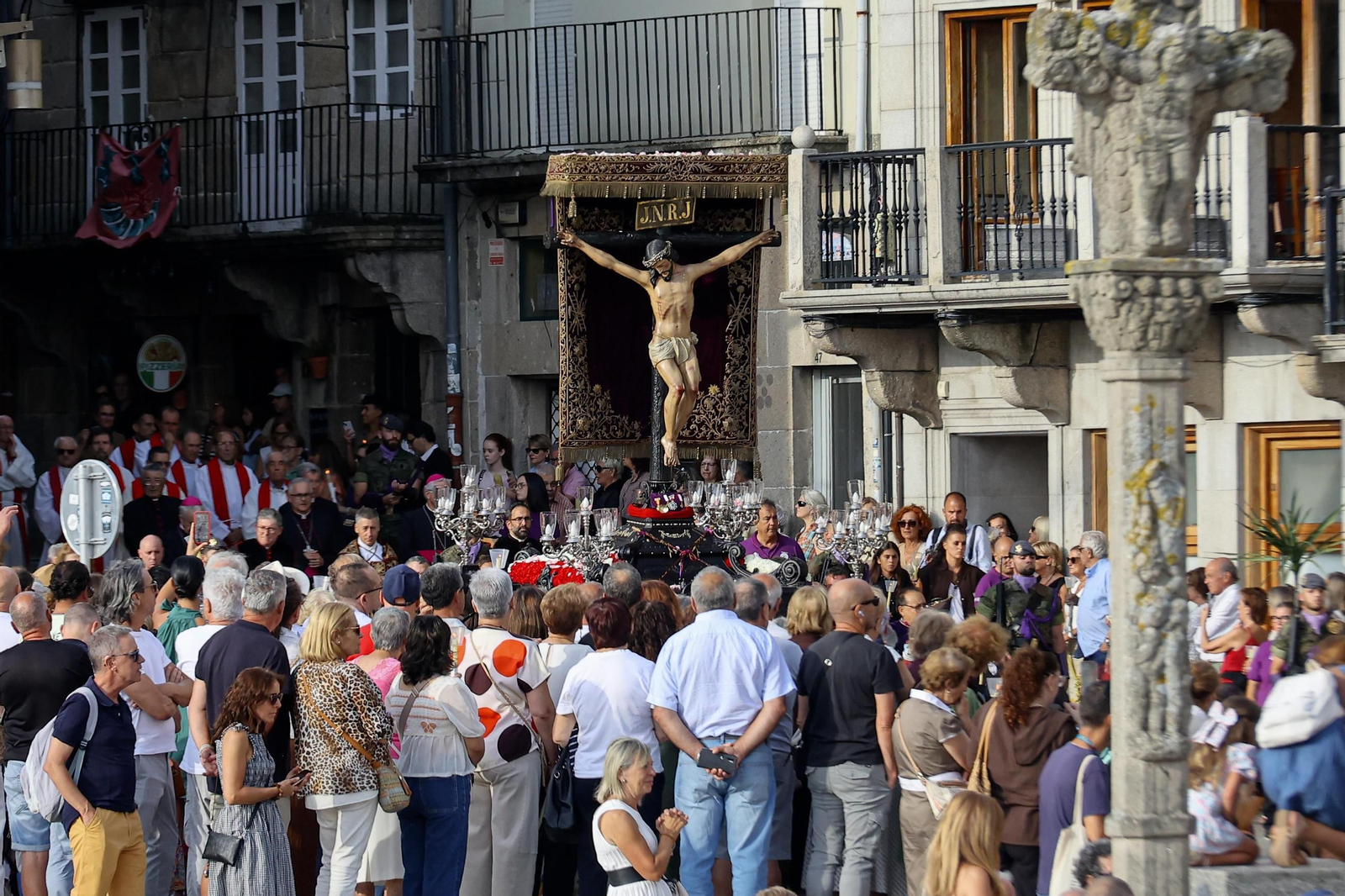 Galería | Misa por el Cristo da Victoria en Vigo y la concurrida procesión