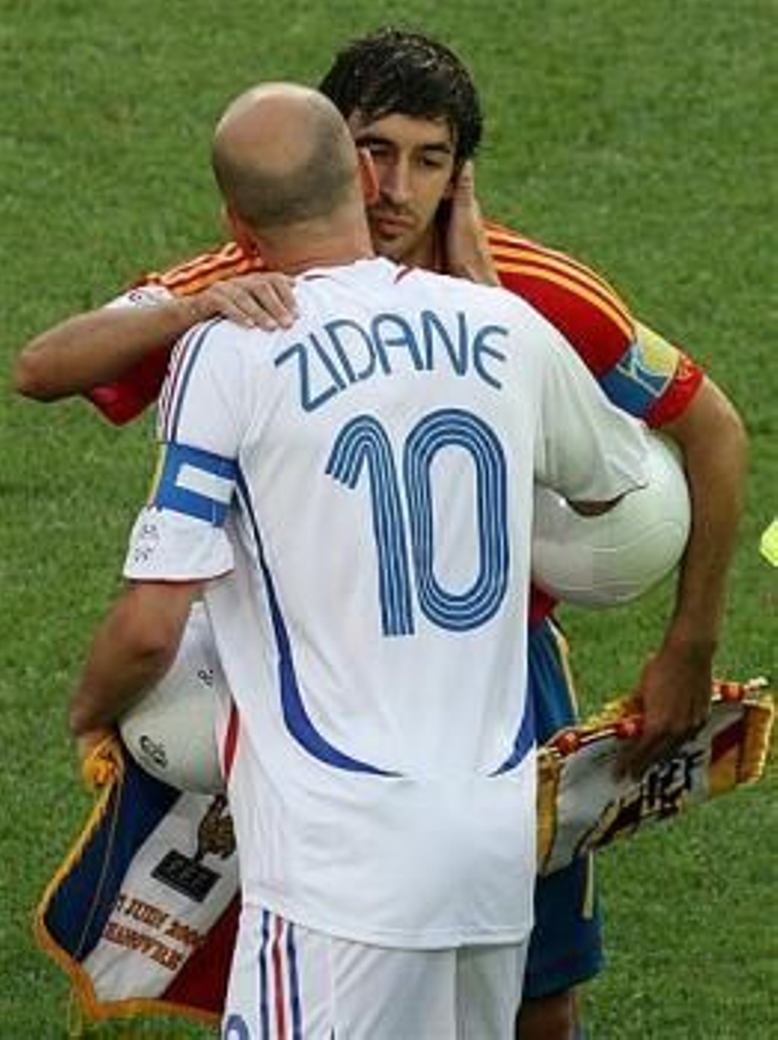 El francés Zinedine Zidane -que sentenció el encuentro con un gol en el tiempo de descuento- saluda a Raúl González después del encuentro que eliminó a España en el Mundial de Alemania 2006
