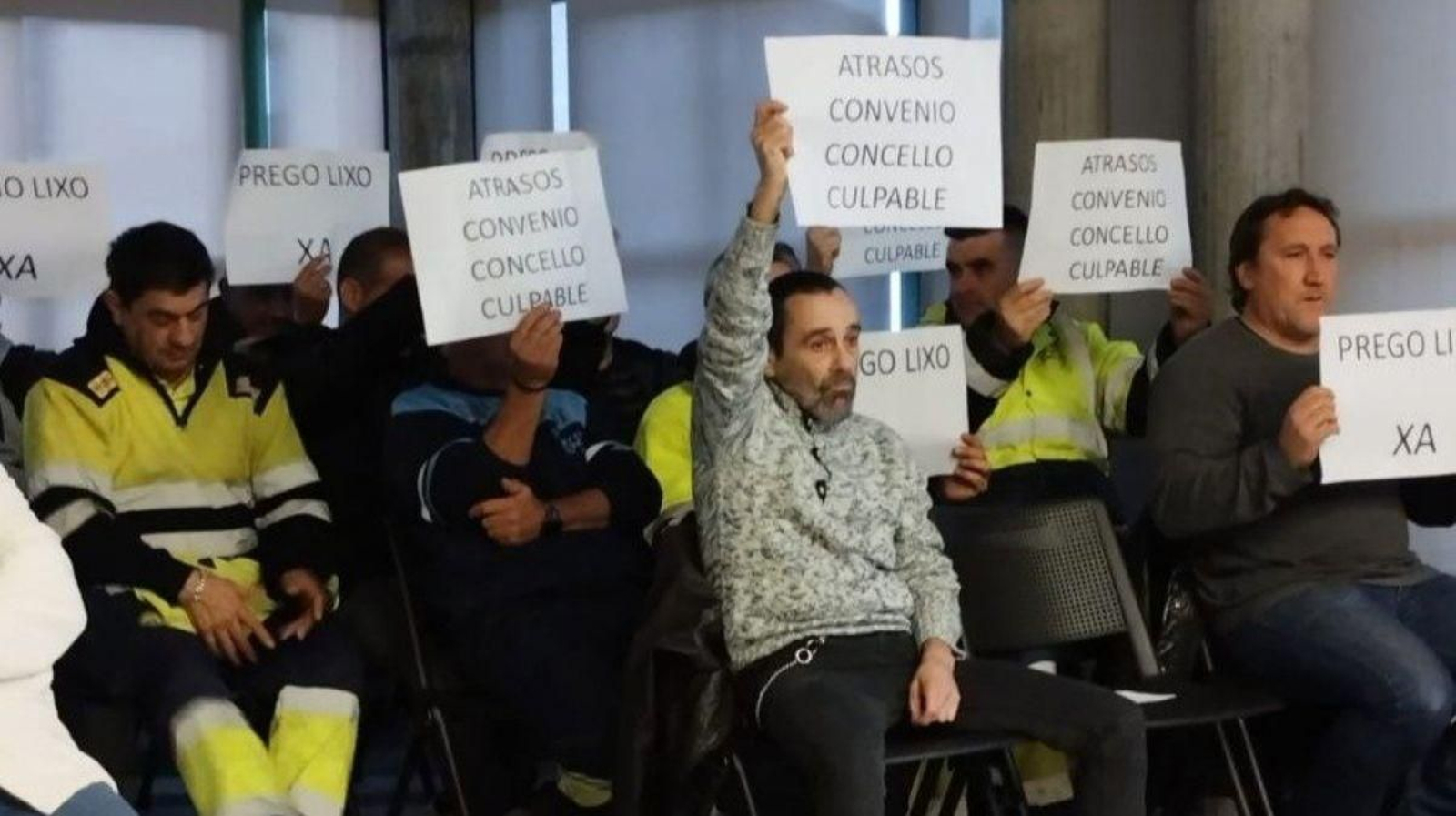 Trabajadores del servicio de recogida y limpieza viaria durante una protesta en el pleno de Nigrán.