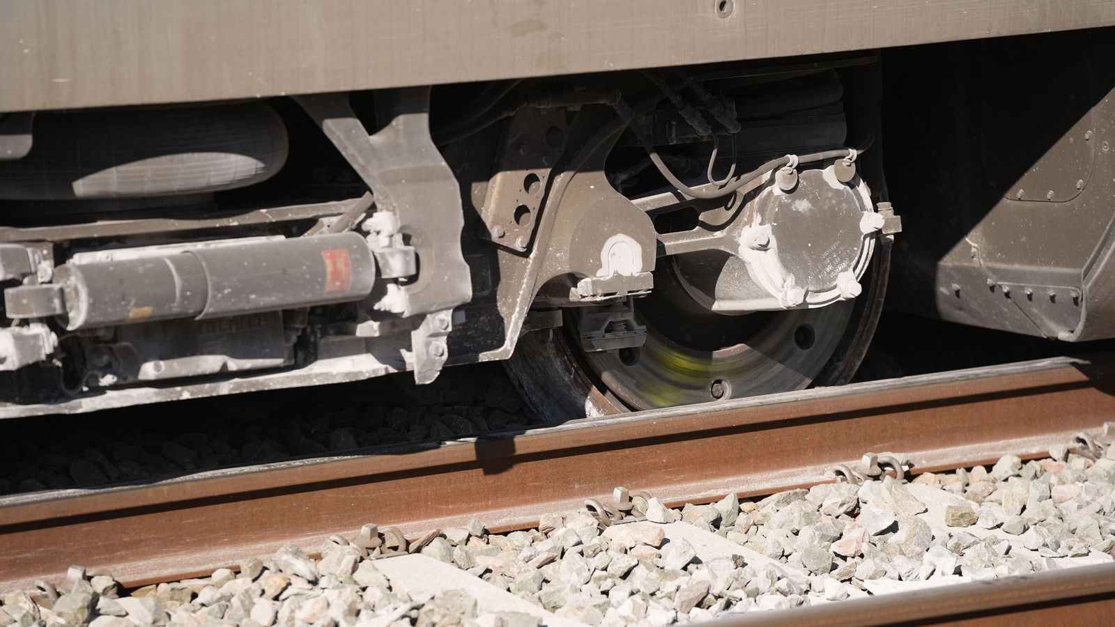 Detalle de las ruedas del vagón fuera de las vías tras el descarrilamiento.