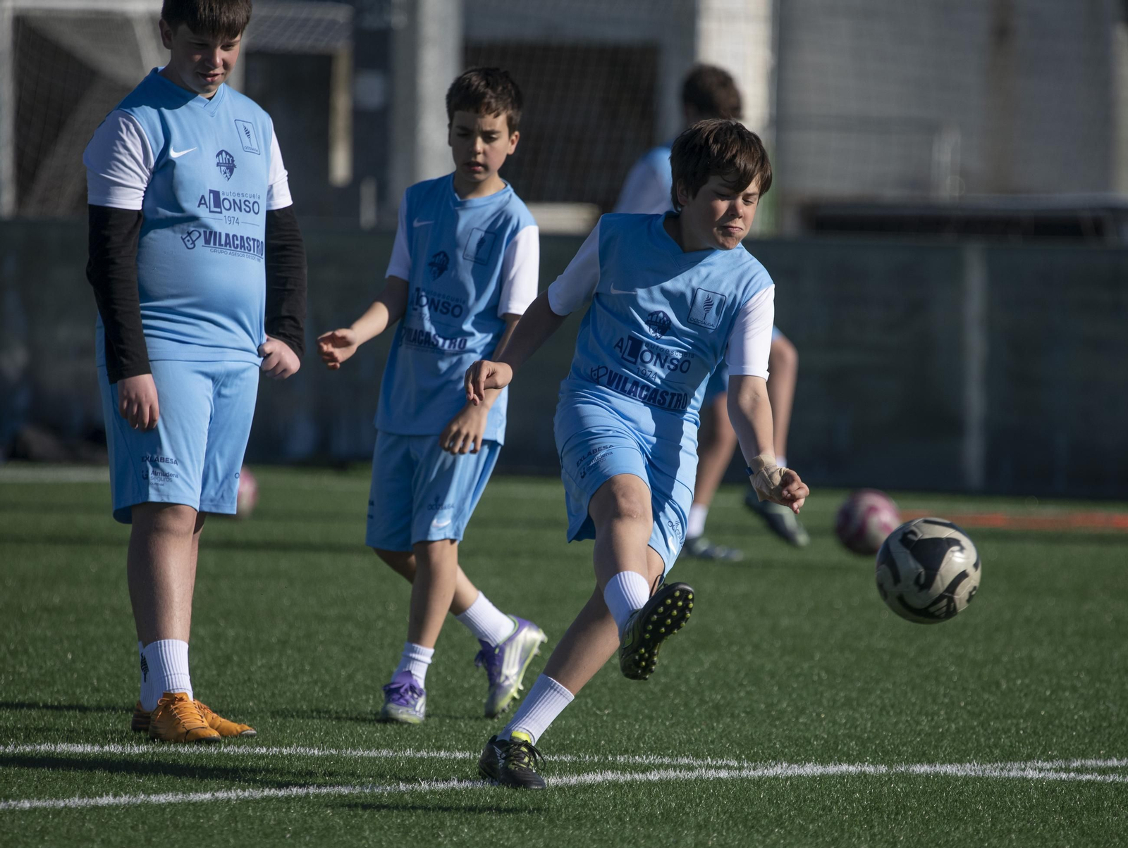 Galería |  El futbol base ourensano se divierte durante la Semana Santa