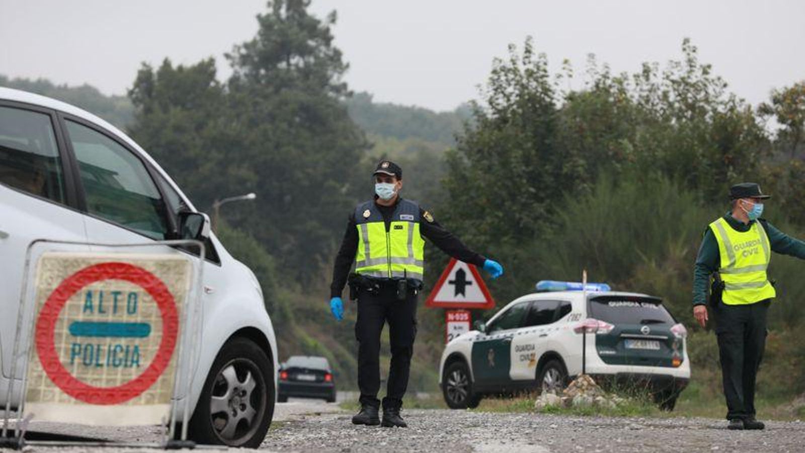 O VISO (COLES) 8/10/2020.- Controles de movilidad en la carretera de Santiago. José Paz