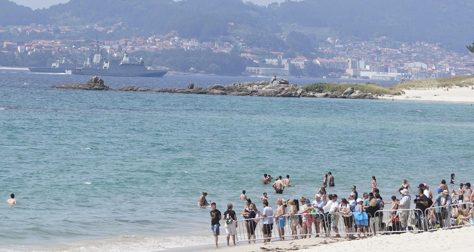 Galería | Felipe VI participa en la revista naval y presencia la exhibición de militares en Samil