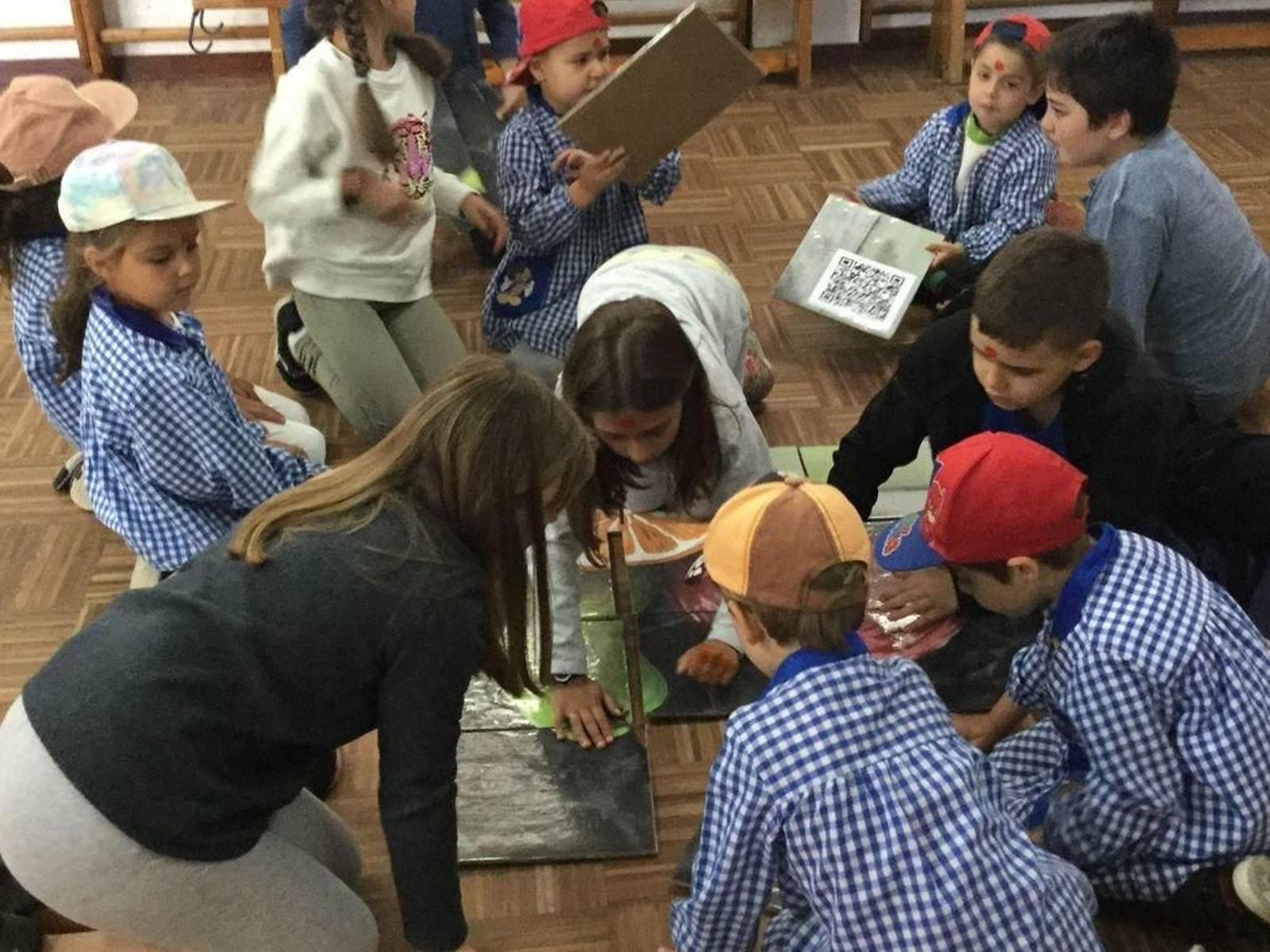 Resolviendo puzles para encontrar la primera pista que les facilitase encontrar 'la pócima'.
