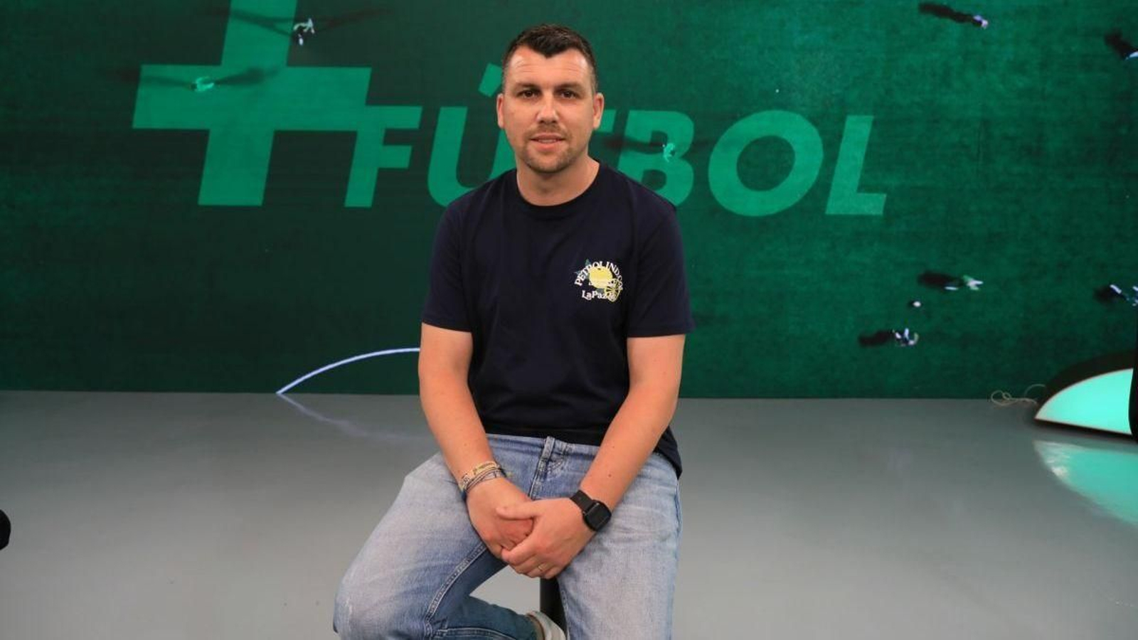 El entrenador del Antela, Bruno Gómez, en el plató de +Fútbol de Telemiño.
