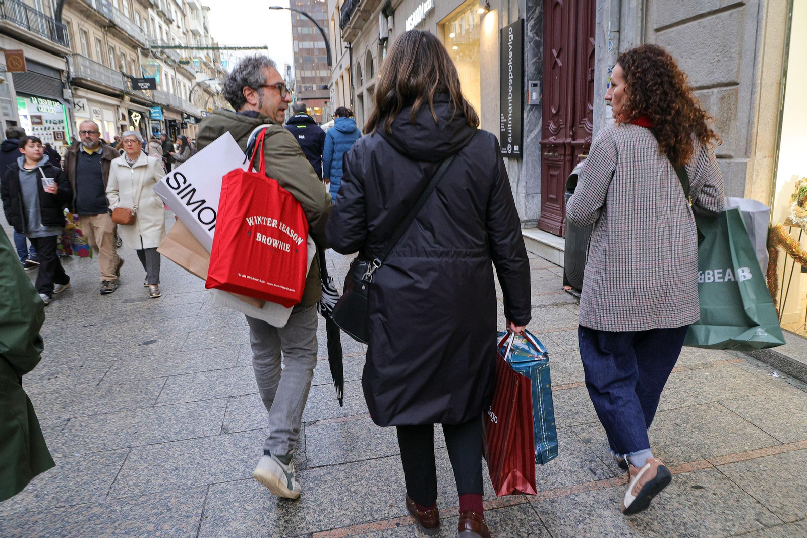 Todos conocemos al típico vecino que trae productos de la huerta de su pueblo, patatas o que pinta él mismo su casa o repara sus electrodomésticos. Todos estos detalles son ahorros, que en Vigo realizan uno de cada cinco hogares, según los datos del Instituto Galego de Estatística, y que al final supone añadidos a mejorar la renta. En Vigo se produce en un 20% de los hogares, mientras que en Pontevedra asciende hasta casi el 39%. Además, el IGE le pone euros a esas tareas como pintar, reparar averías o montar muebles realizadas por algún miembro del hogar, que en Vigo supone unos 84 euros al mes por hogar, una cifra que ha subido desde los 50 euros de hace 10 años. Ferrol es la ciudad gallega con más ahorros en alimentos o reparaciones, con 145 euros, y Santiago la que menos, con 62 euros. n
