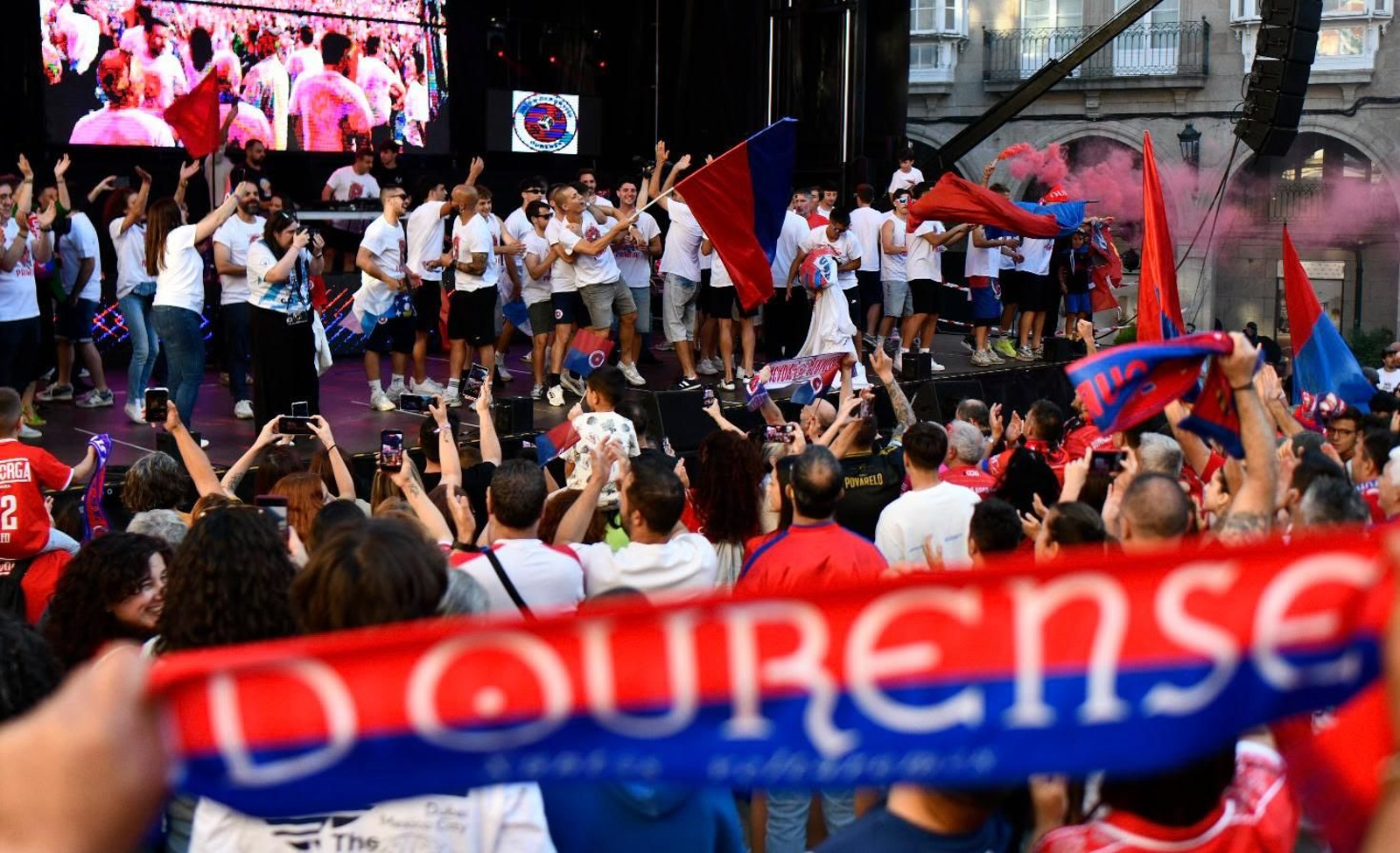 Galería | La aplaudida acogida de la UD Ourense de los unionistas contrasta con la pitada a Jácome en la Plaza Mayor, en fotos