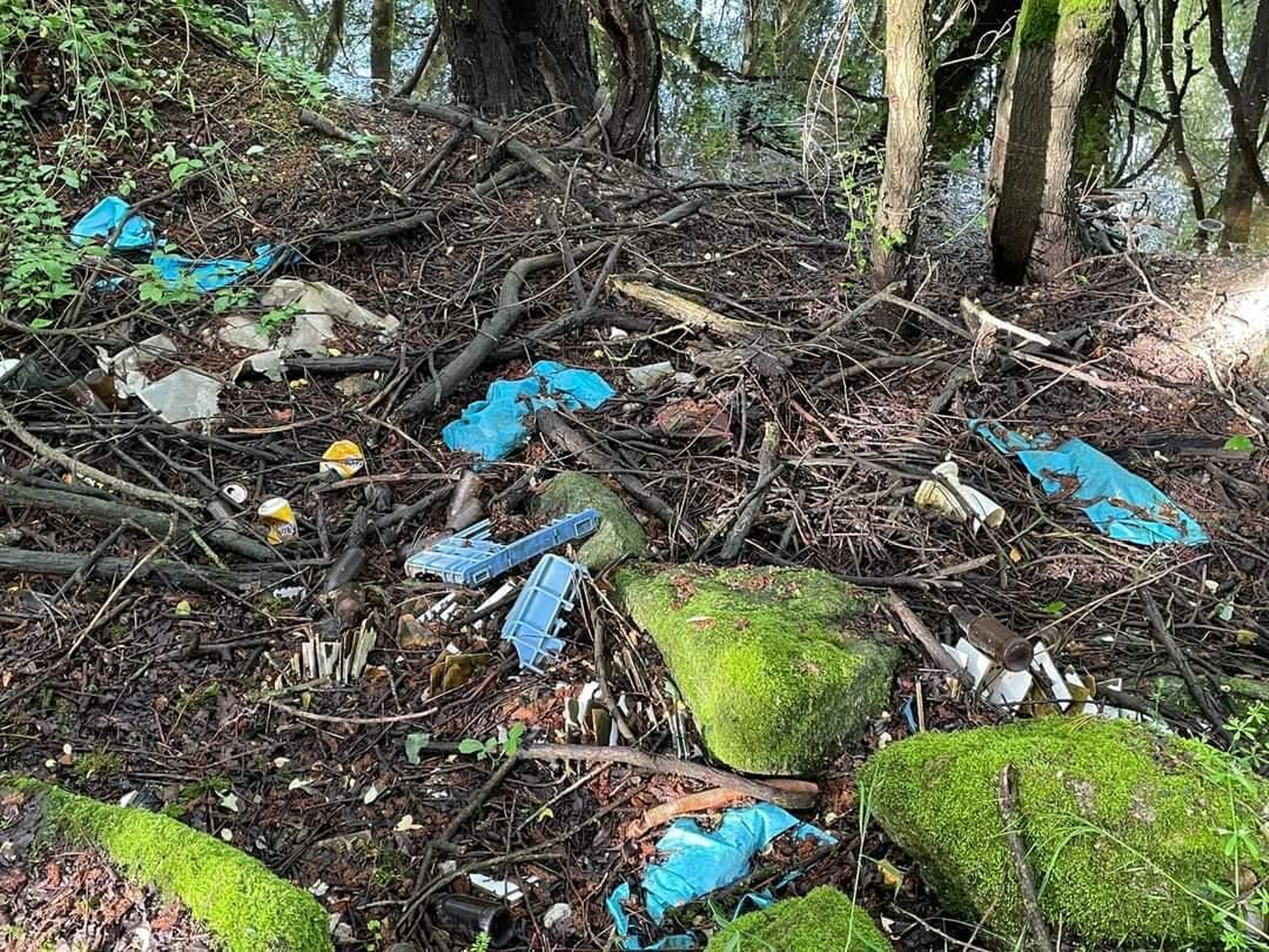 Basura en los montes del Concello de Sandiás