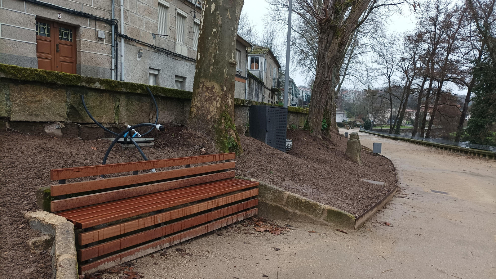 Uno de los nuevos bancos instalados en la alameda de Allariz.