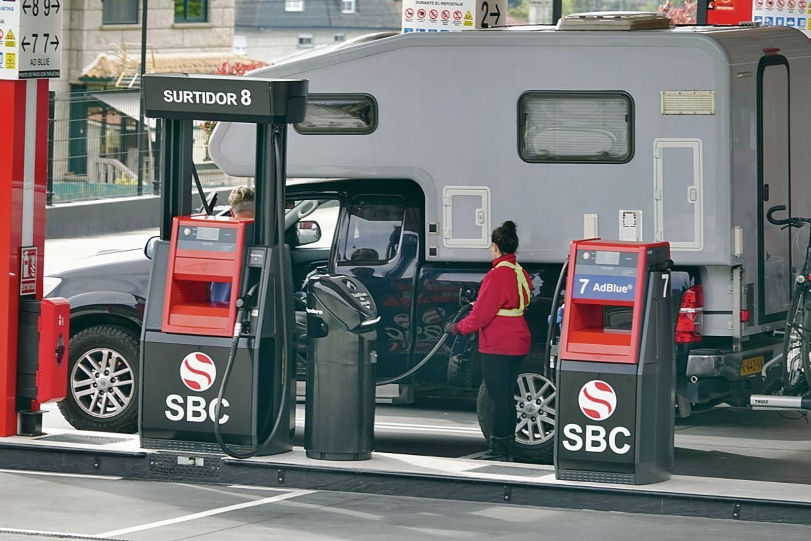 Una usuaria repoostando en una gasolinera low-cost en Tui, a pocos metros de la frontera.