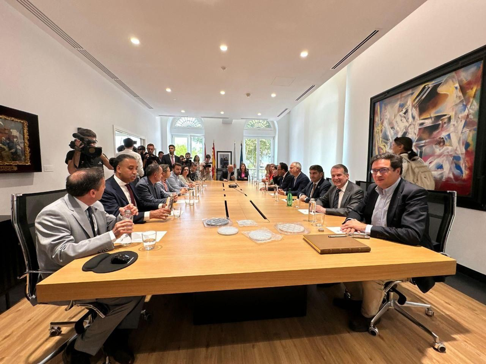 Un instante de la reunión en Zona Franca con directivos de Sparc y representantes de Concello y Gobierno.