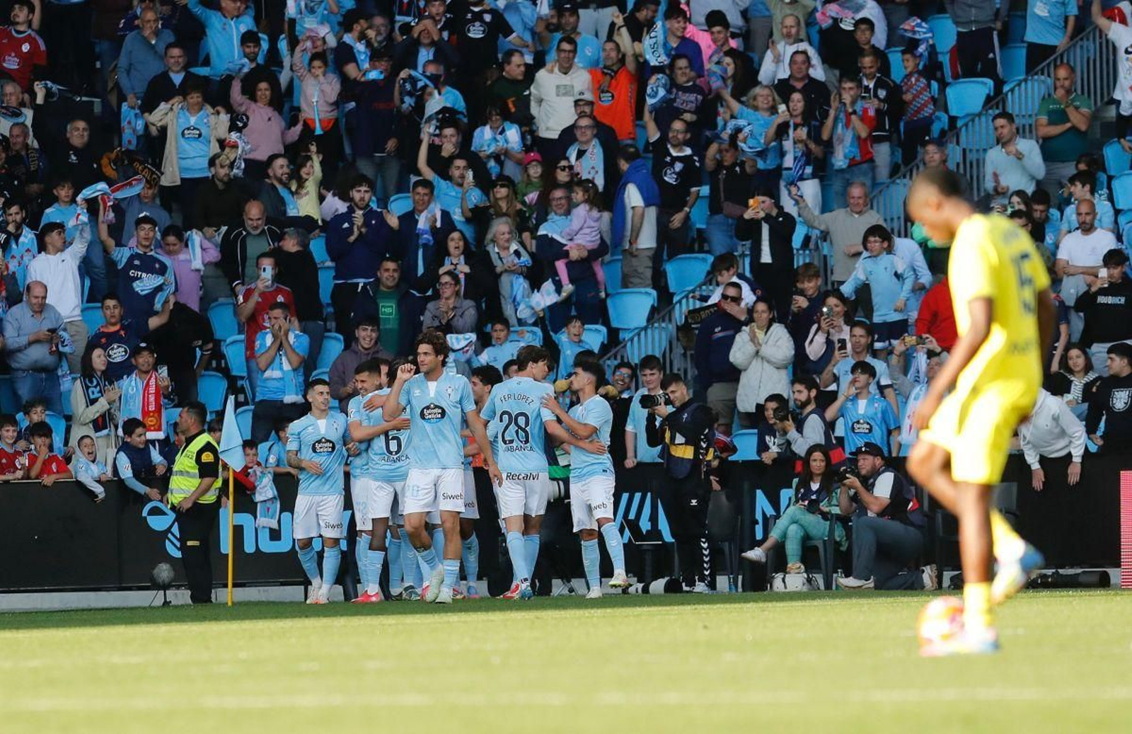 Los jugadores del Celta festejan el tanto de Borja Iglesias, el segundo de los célticos ayer en Balaídos.