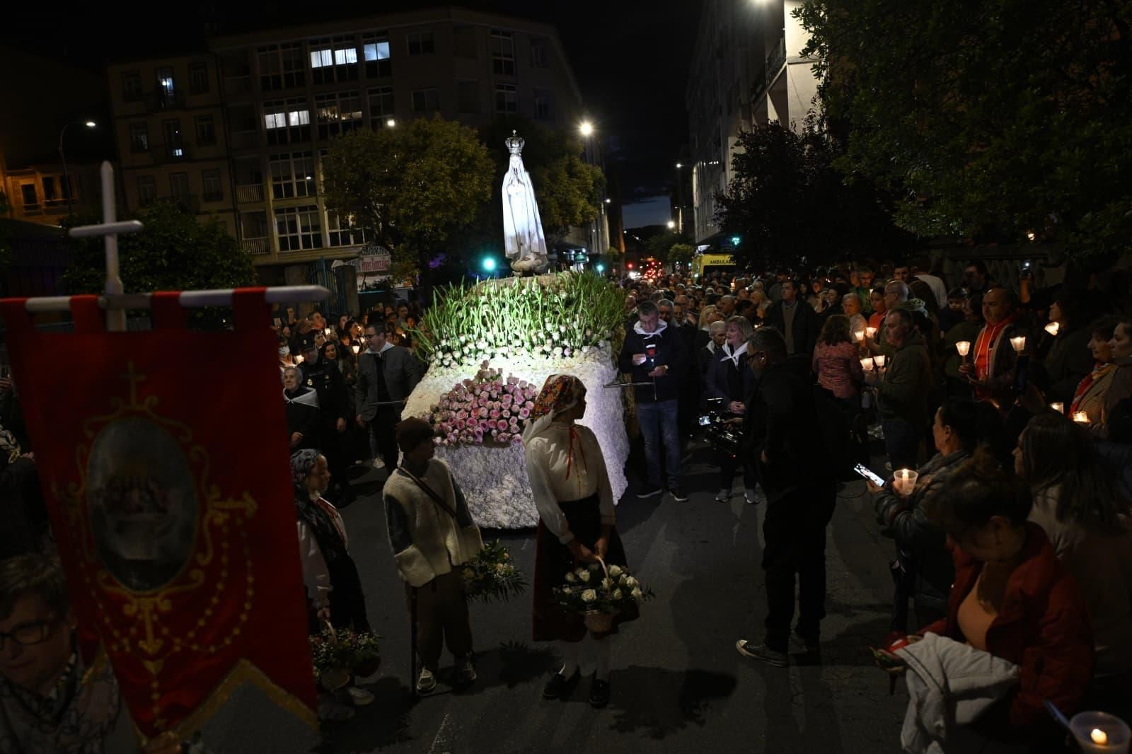 Fieles de todas las edades portaron sus antorchas y velas encendidas en señal de promesa, agradecimiento y fe.