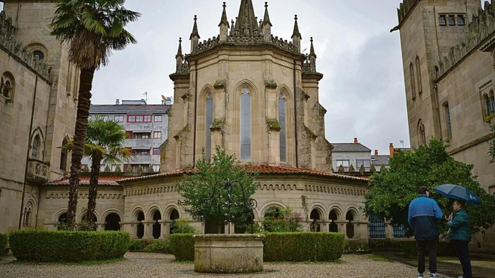 Las imponentes torres e iglesia del Colegio Santo Ángel, un símbolo en el barrio de O Couto.