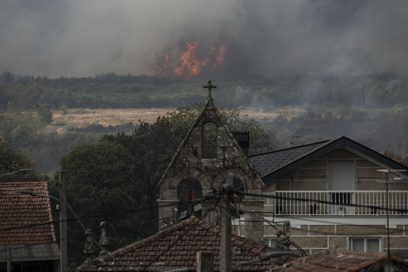 Incendio en el concello de Cualedro con varios focos en diferentes localidades como Carzoá, Cualedro ou San Martiño.