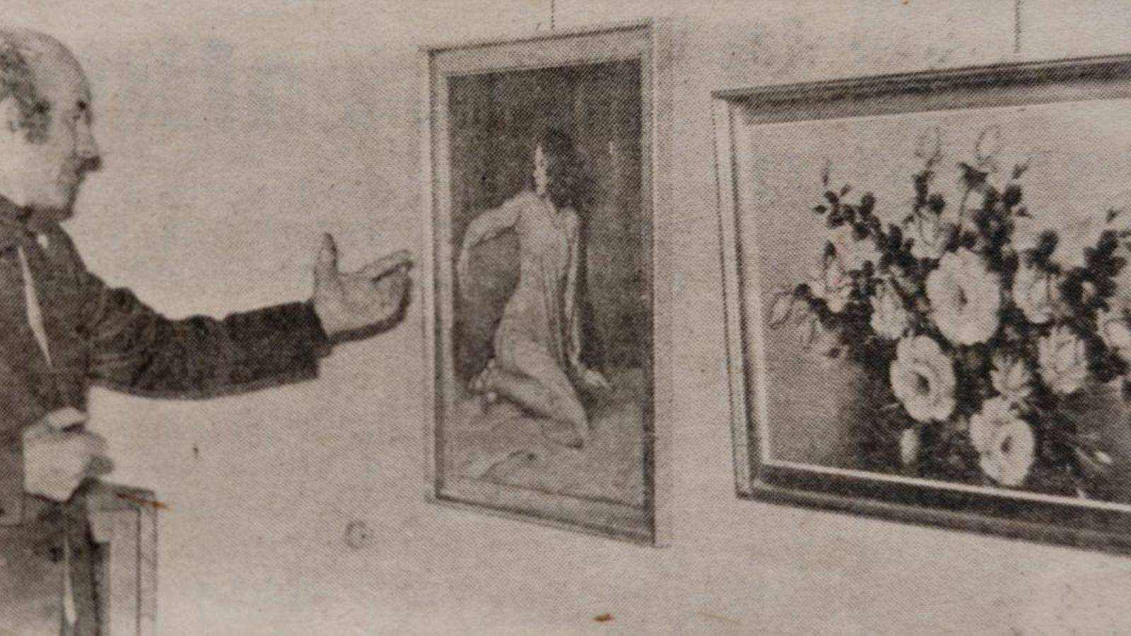 El pintor Huerta del Río, ante dos de sus cuadros.