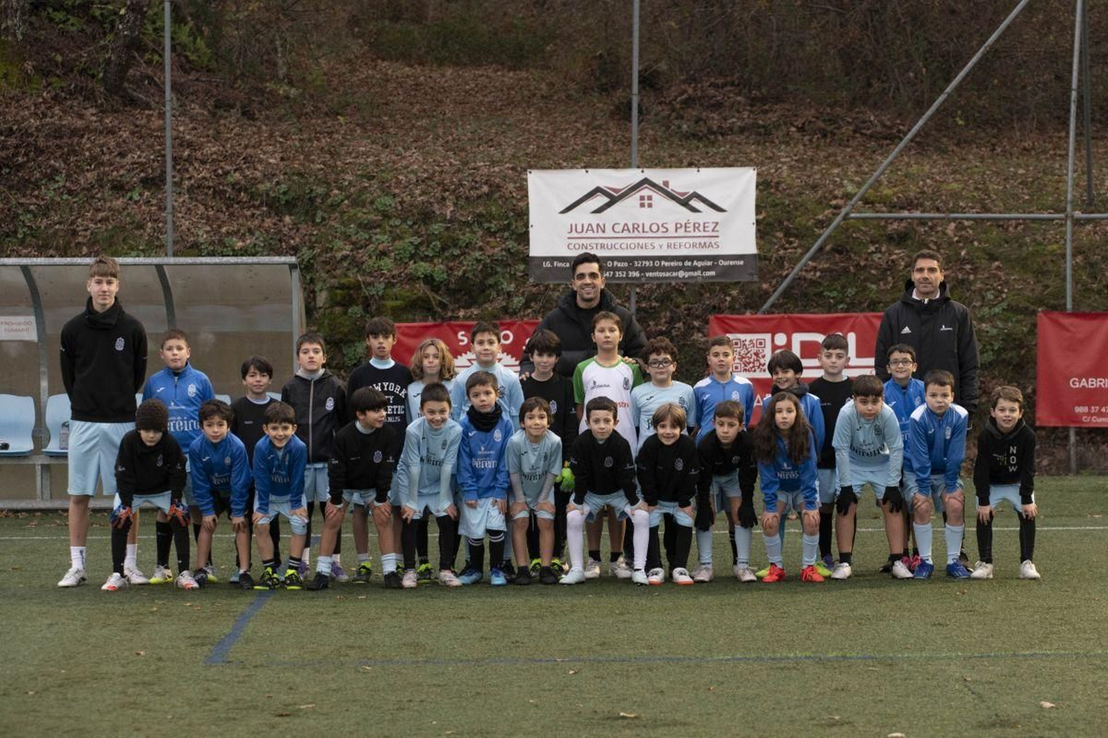 Uno de los grupos de trabajo de los futbolistas más jóvenes del Club Deportivo Pereiro, la pasada semana en uno de los entrenamientos en el campo de A Carabina.