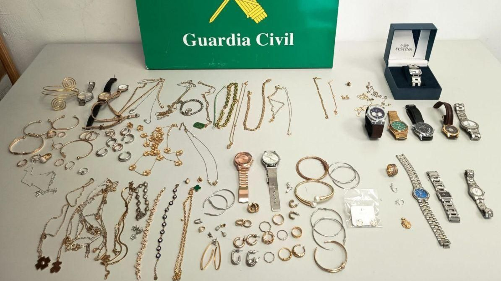 Botín incautado por los agentes del Equipo Roca a la mujer detenida.