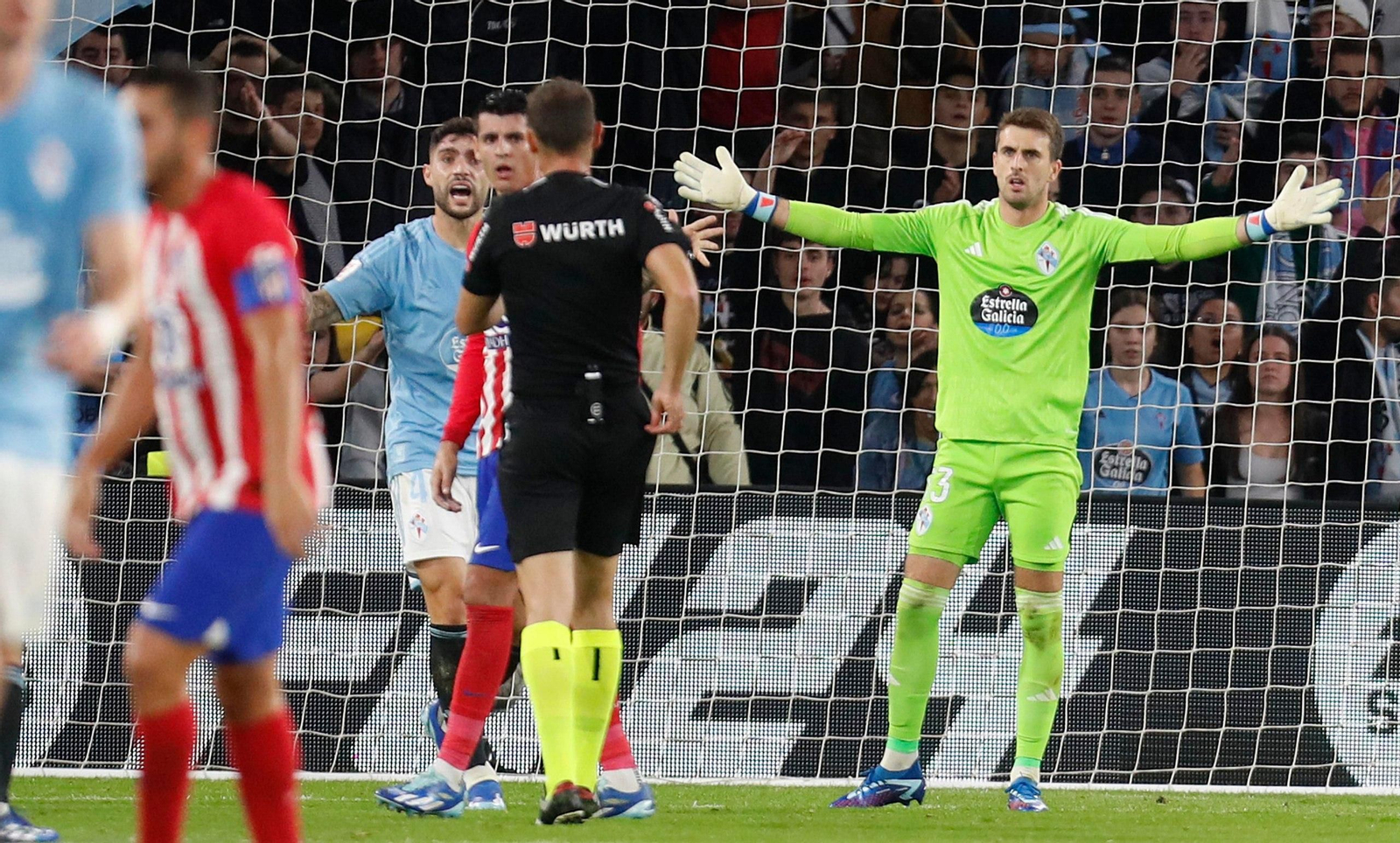 Partido entre el Celta y el Atlético de Madrid. // J.V. Landín