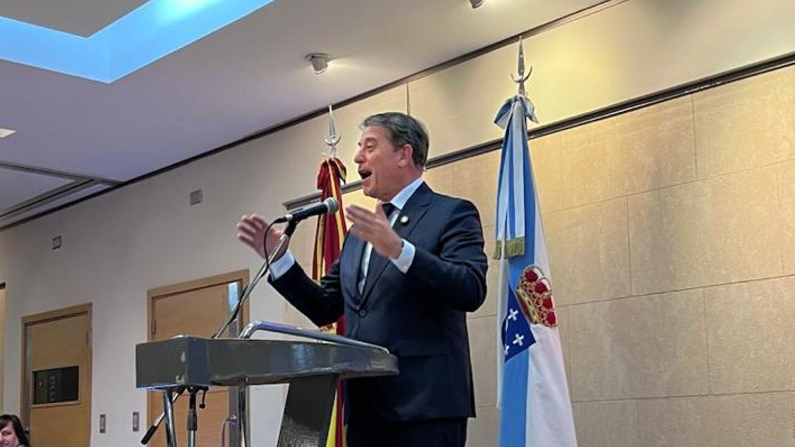 José Manuel Besteiro se dirige a los asistentes a los festejos