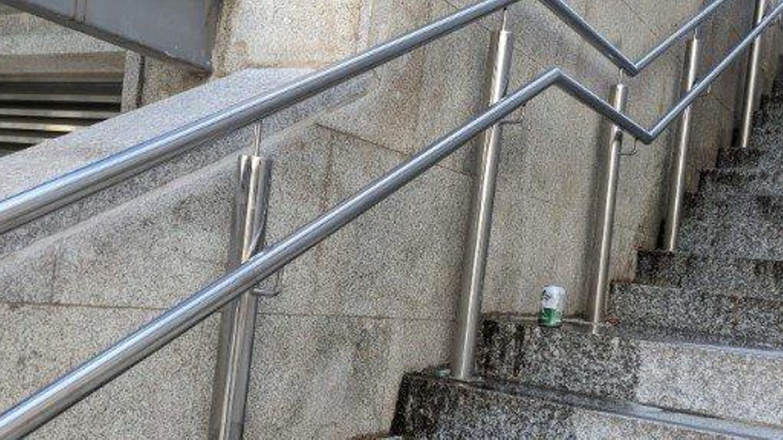 Basura en las inmediaciones del ascensor de la Alameda do Cruceiro.