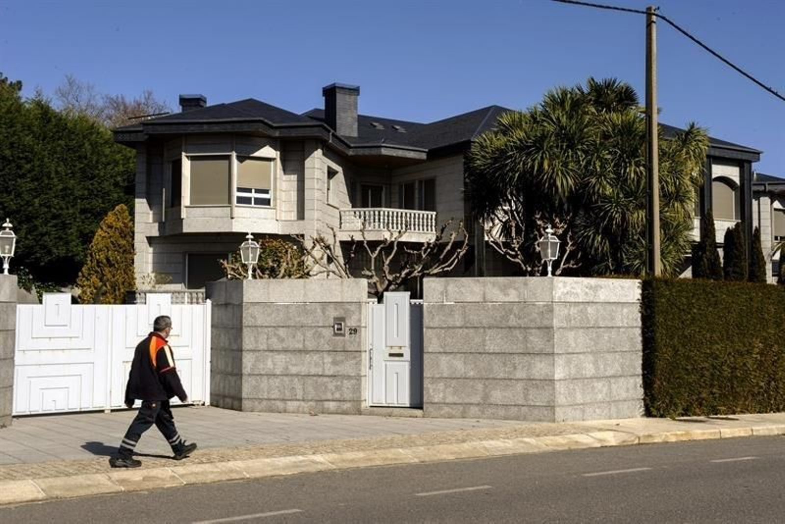 Vivienda de la localidad ourensana de Avión propiedad del mexicano Mario Vázquez Raña. (EFE)