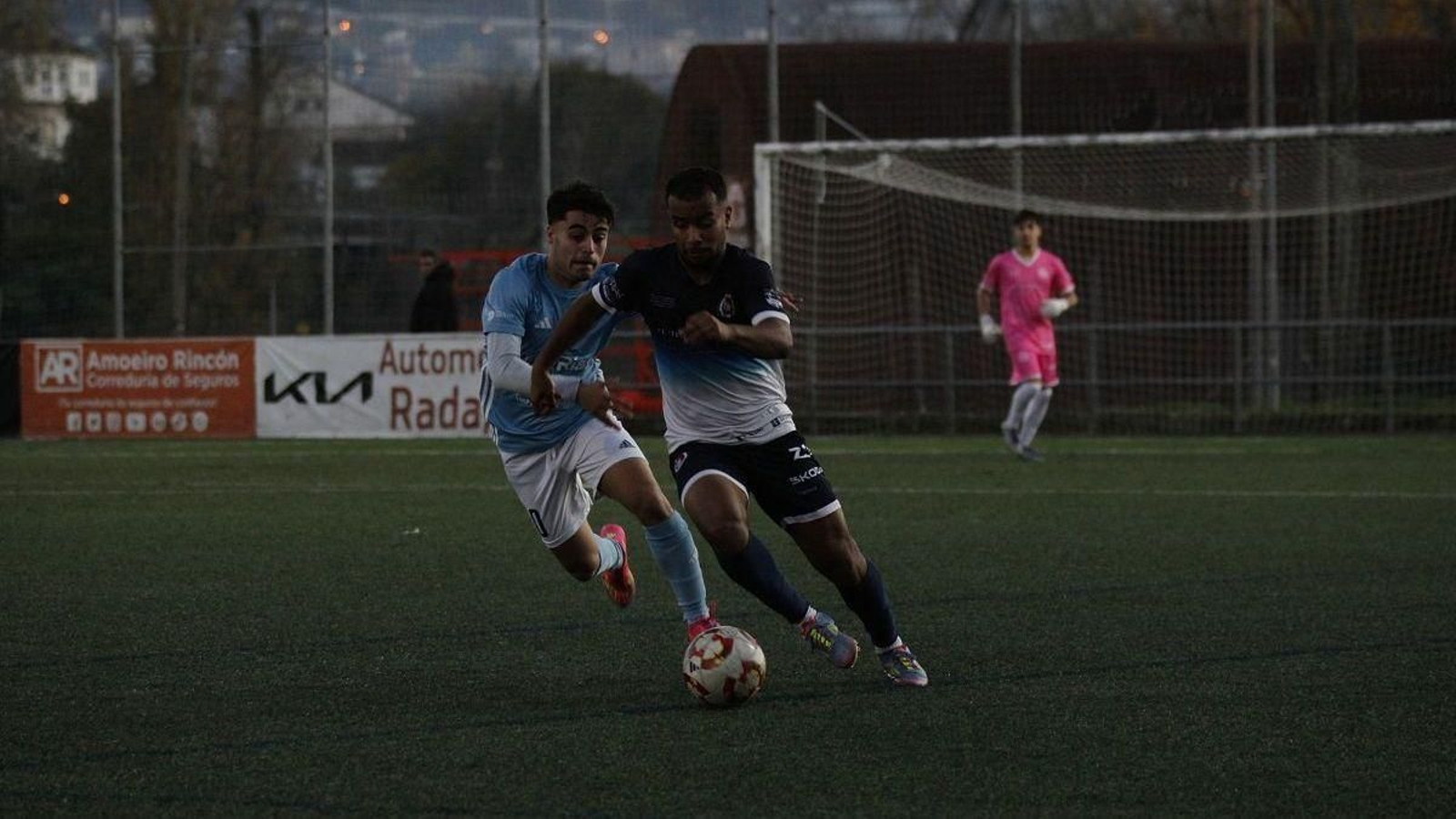 Sergio Cuña, defensa del Cented, conduce la pelota ante la presión del celeste Portas.