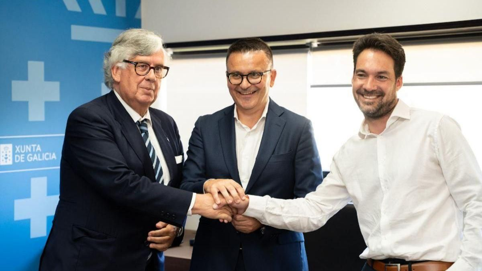 Juan Manuel Vieites, José González y Cristóbal Medeiros, tras la firma del acuerdo.