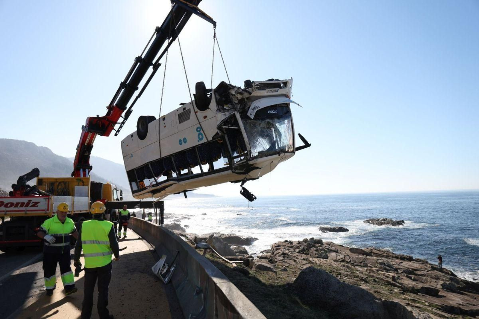 El microbús fue recuperado de las rocas por una grúa al mediodía.