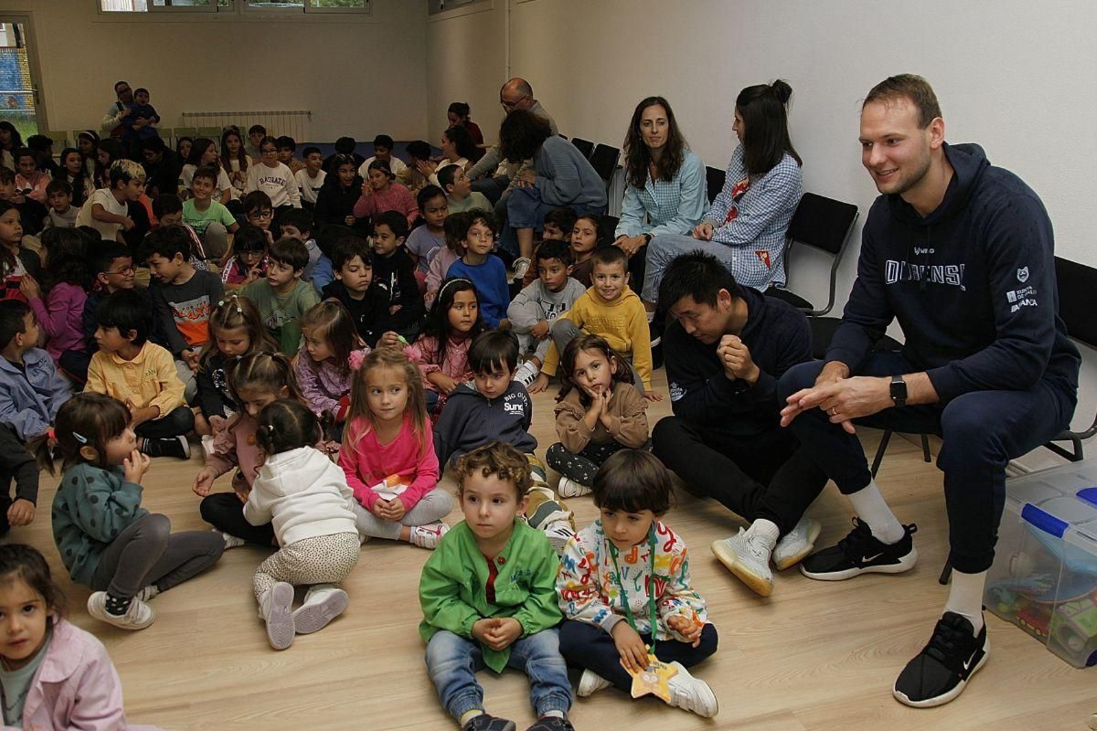 Los cobistas Mindaugas Kacinas y Bolong Zheng acudieron al CEIP Manuel Sueiro para pasar un rato con los pequeños y las pequeñas. MIGUEL ÁNGEL