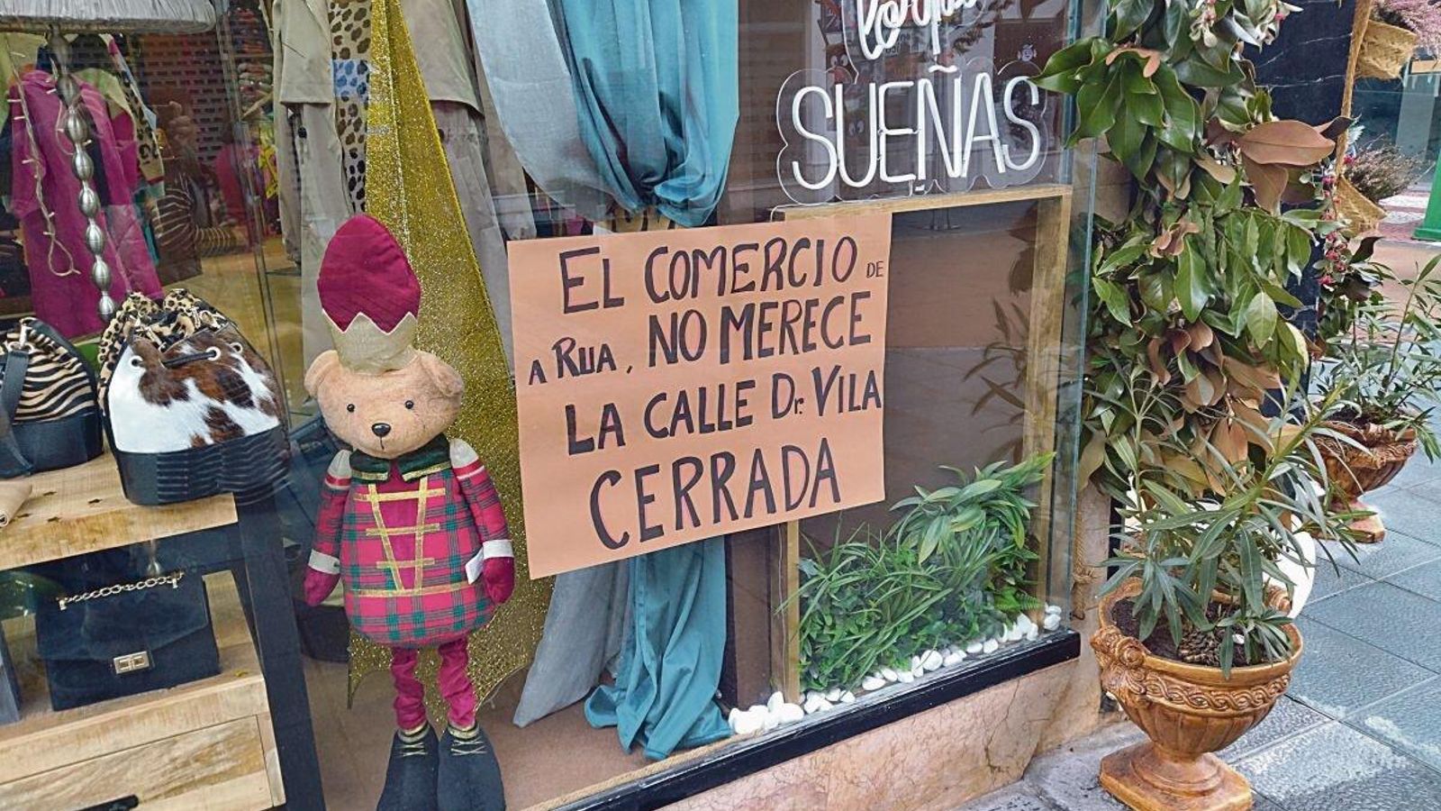 Cartel de protesta en un escaparate.