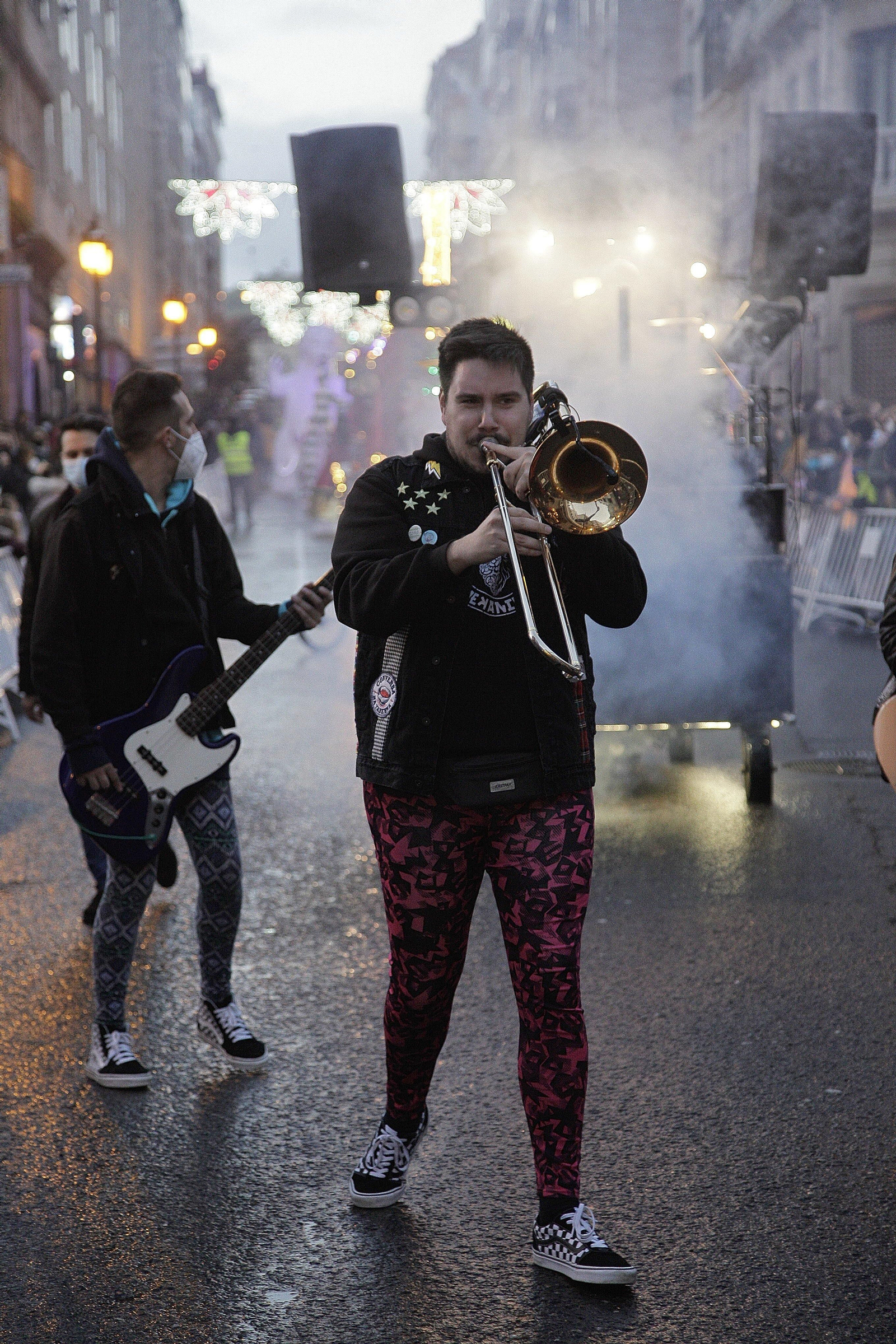 OURENSE. El desfile atraviesa el centro de la ciudad. // Miguel Ángel