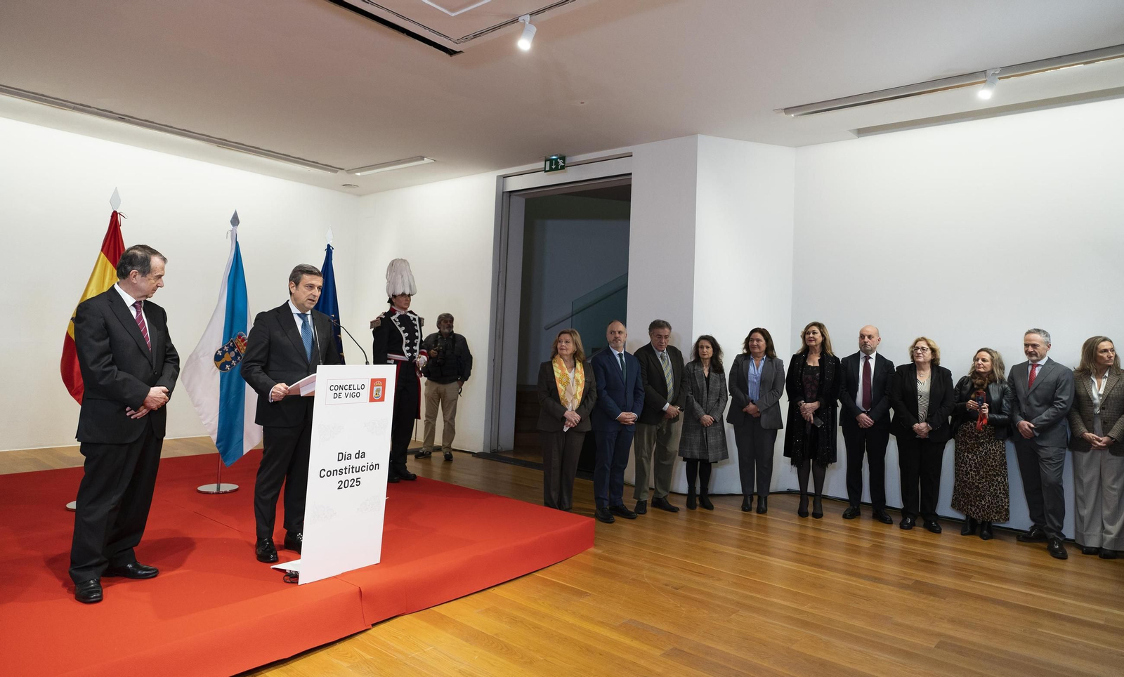 Germán Serrano junto a Abel Caballero con David Regades de Zona Franca, Ana Ortiz de la Xunta, Luisa Sánchez de la Diputación y concejales.