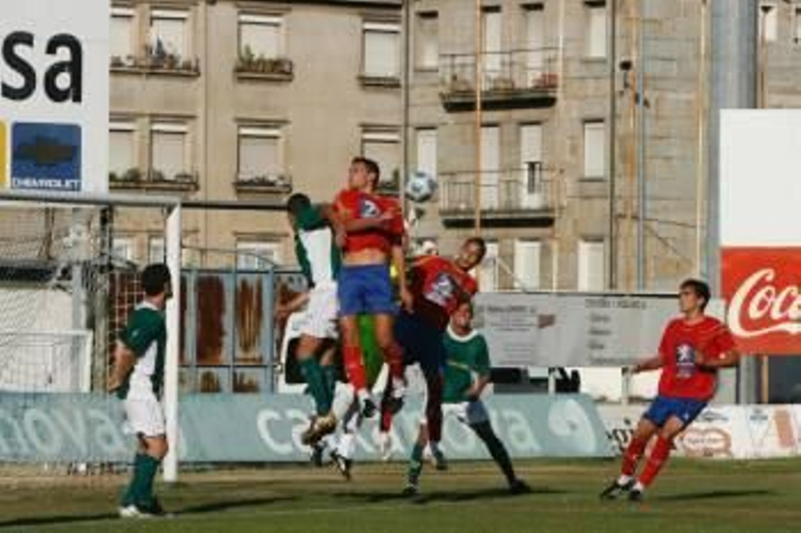 Martín y Josu saltan al remate en el primer partido de Liga este año, ante el Coruxo.