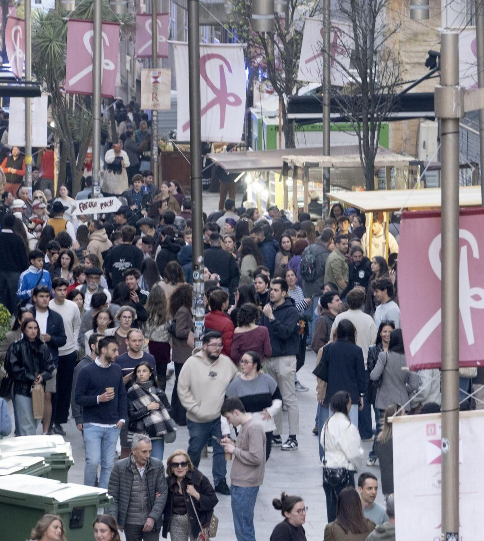 Los días grandes de fiesta empezaron ayer, con la apertura del mercadillo.