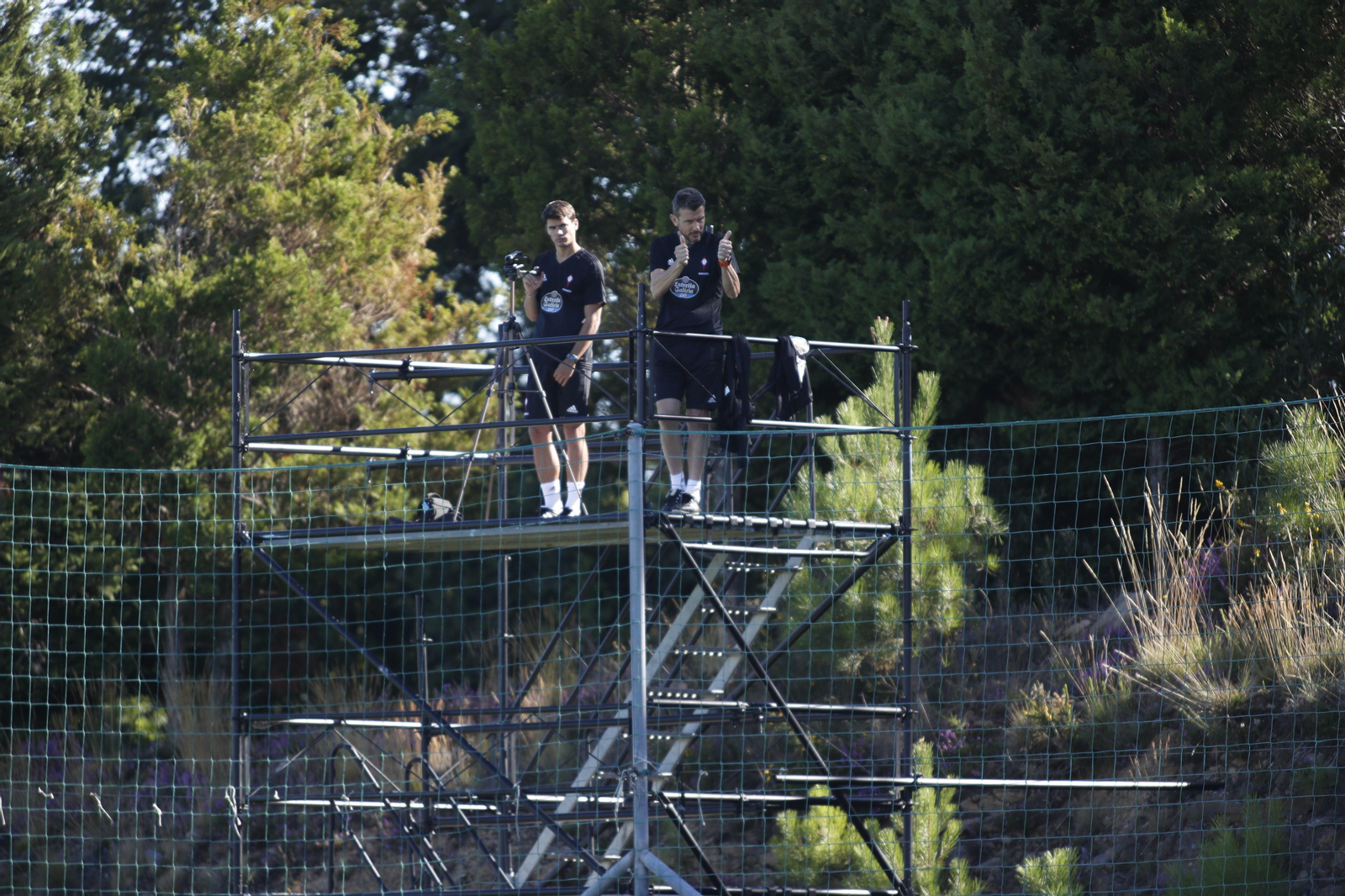 Juan Carlos Unzúe, junto a su hijo Aitor siguiendo el entrenamiento en el andamio, espera por su extremo.