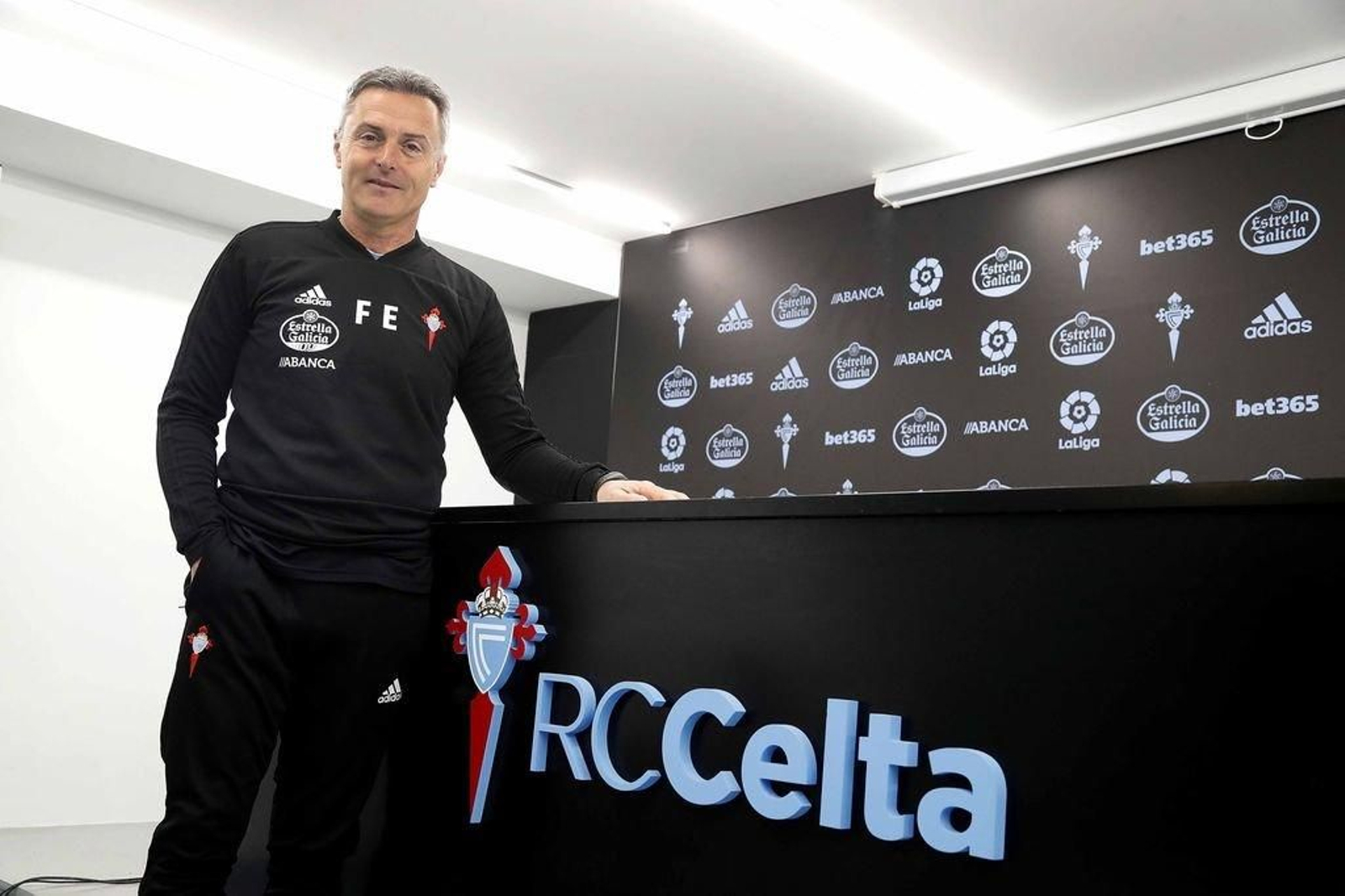 El técnico valenciano Fran Escribá, ayer, en la sala de prensa de las instalaciones deportivas de A Madroa.