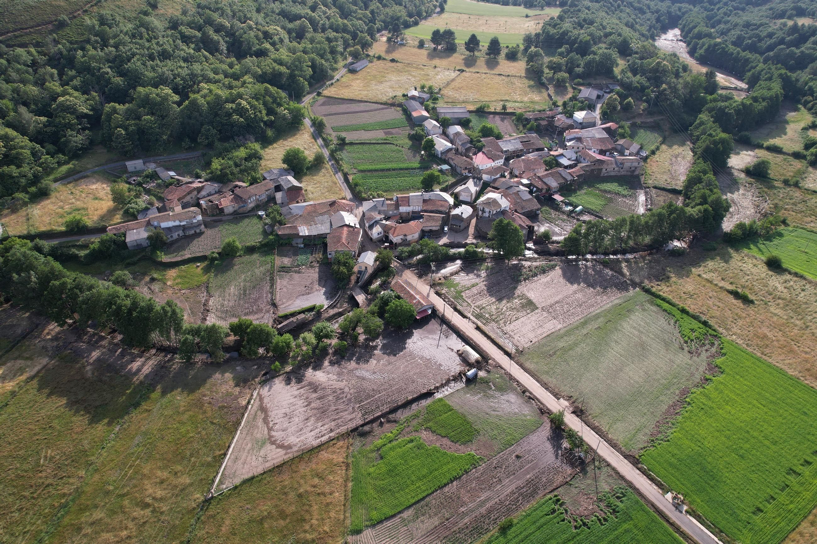 Galería | Viana do Bolo, cruzada por el torrente de agua, en fotos a vista de dron